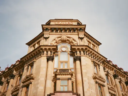 Průčelí historické bankovní budovy se sloupovím.