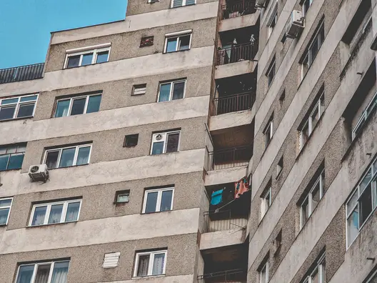 Panelový bytový dům s balkony.