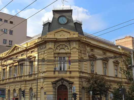 Klasicistní budova banky v centru města.