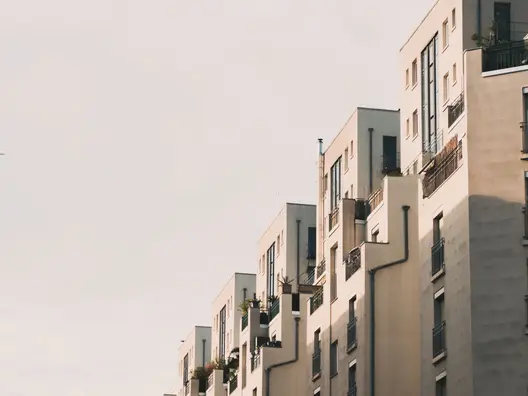Řada městských domů při západu slunce.